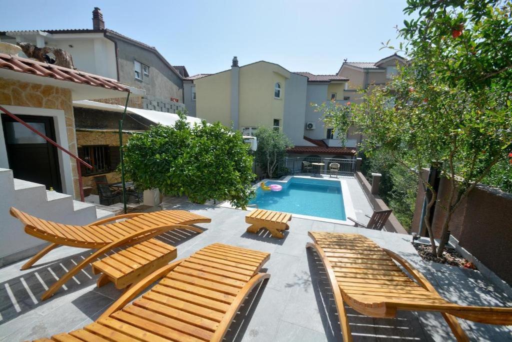 Villa Vlade- From The Heated Pool To The Beach In 1 Minute Jesenice  Eksteriør billede