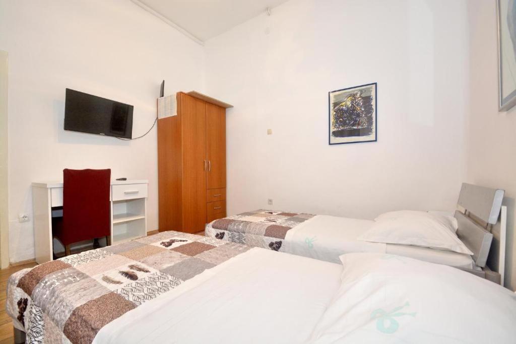 Villa Vlade- From The Heated Pool To The Beach In 1 Minute Jesenice  Eksteriør billede