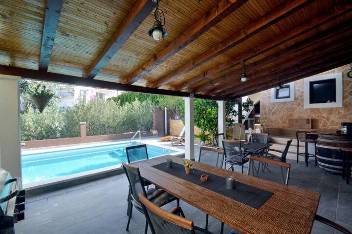 Villa Vlade- From The Heated Pool To The Beach In 1 Minute Jesenice  Eksteriør billede